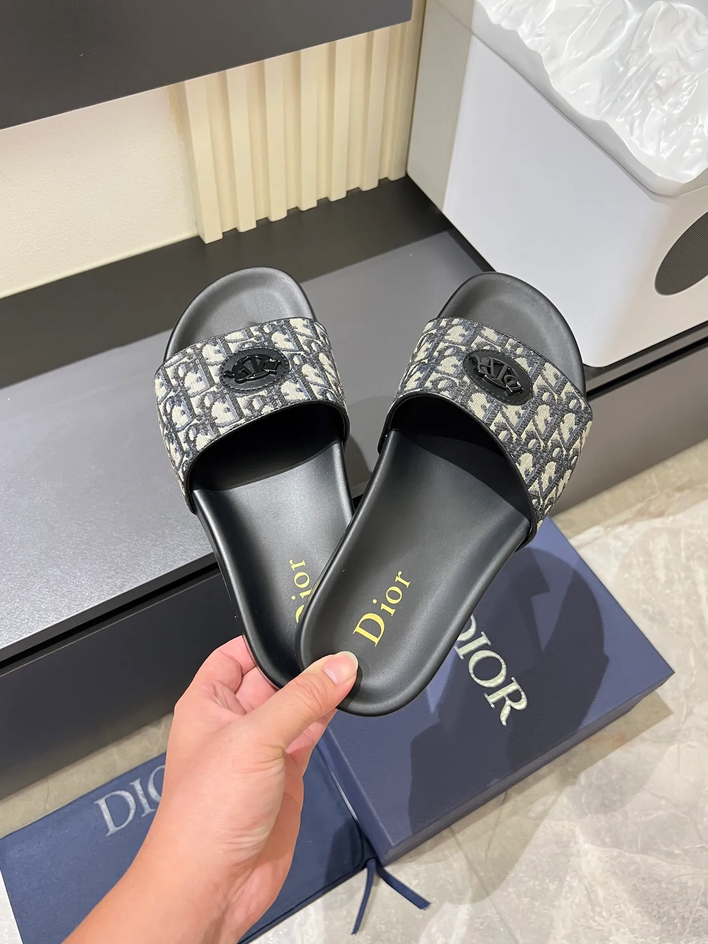 Men's men's shoes 💰p300 Size 38-45 Dior Dior's latest H-Town series Oblique thick sole slippers sandals Original purchase development and production This Dior H-Town sandals pay tribute to the classic logo of sports style and highlight Dior's high-end spirit. Crafted from black rubber with a beige and black Oblique printed upper, it's accentuated with tonal calfskin details. The rubber sole incorporates a variety of elements and is embellished with the Dior logo for a refined, futuristic look. Can be worn with shorts or jeans. Comes with exquisite packaging at the counter 🛍📦 ▪️ Fabric: Original customized imported Oblique embroidery ▪️ Lining: Imported soft sheepskin ▪️ Sole: Original molded ultra-light foam material ▪️ Bottom thickness: 4CM